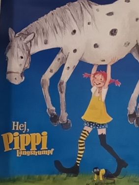 Beliebige Darstellung von gebrauchten Bchern auf einem Tisch